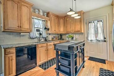 کلبه Berkeley Springs Vacation Home W/ Fire Pit!
