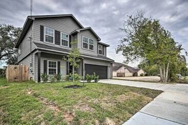 کلبه Chic Houston Home W/ Game Room ~ 8 Mi To Dtwn
