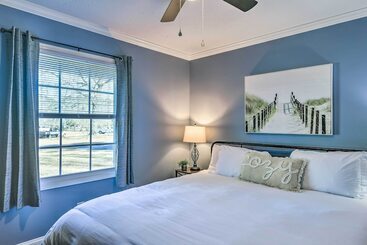 کلبه Family Friendly New Bern Home W/ Backyard!