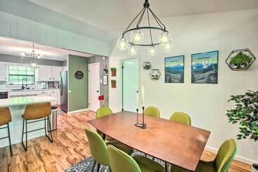 Сельский дом Deck & Resort Amenities: Hot Springs Home!