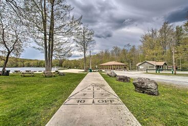 קוטג'' Pocono Lake Home W/ Fire Pit: Walk To Ski Hill!