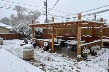 بيت ريفى Lovely Montrose Home W/ Yard: Walk To Dtwn & Park!