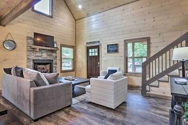 بيت ريفى Smoky Cove Retreat W/ Private Hot Tub & Deck!