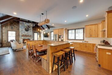 کلبه The Fox House  Luxe Lincoln Home W/ Hot Tub
