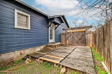 Сельский дом Warm & Welcoming Home W/ Yard Near Ut Campus!