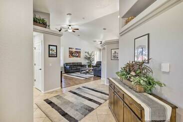 コテージ Bright Bullhead City Abode Fire Pit & Patio!