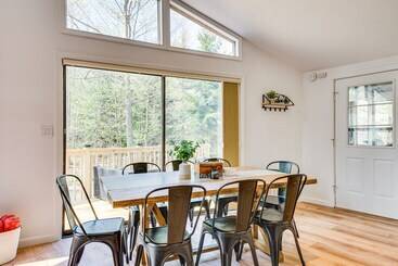 コテージ Bright Pocono Lake Home W/ Community Amenities!