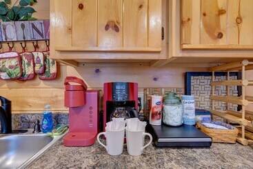 بيت ريفى Broken Bow Cabin W/ Hot Tub & Fire Pit, Near Lake!