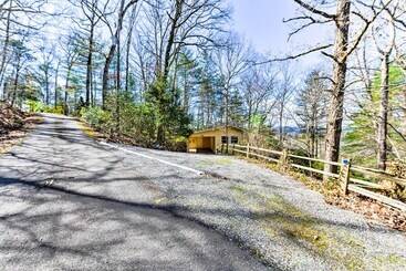 茅舍 Franklin Cabin: Deck With Smoky Mountain Views!