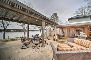 Casa Rural Lakefront Grove Retreat W/ Boat Dock & Lift!
