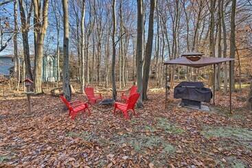 کلبه Modern Poconos Gem W/ Fire Pit, Deck & Pool Access