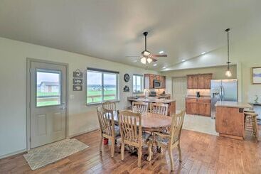 کلبه Columbia Falls Home W/ 1 Acre Yard & Views!