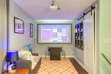 کلبه Freshly Renovated Raleigh Home Near Downtown!