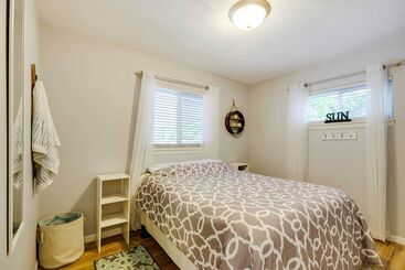 茅舍 Lakefront Sunrise Beach Home W/ Private Dock!