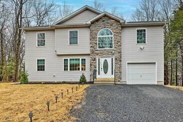 コテージ 3 Mi To Kalahari: Pocono Summit Home W/ Game Room!