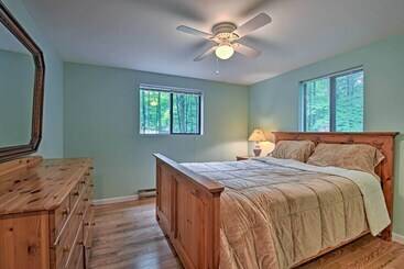 Сельский дом Deck & Fire Pit: Pocono Lake Home Near Skiing!