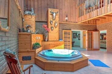 별장 Spacious Alto House On 8 Private Acres W/ Hot Tub!