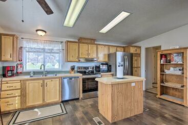 کلبه Spacious Family Home W/ Kayak + Deck On Bear Lake!