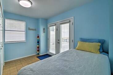 茅舍 Beach Home W/ Pool & Hot Tub < 1 Block To Beach!