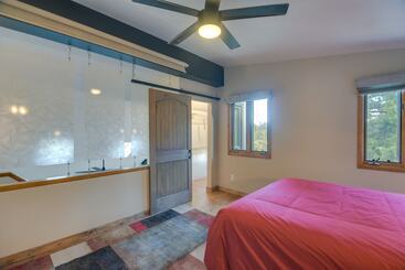 Сельский дом Cozy Red Feather Lakes Retreat W/ Deck & Yard