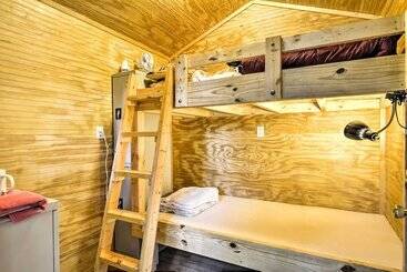 茅舍 Lotsa Moose Lodge  Pisgah Forest Waterfall Cabin!