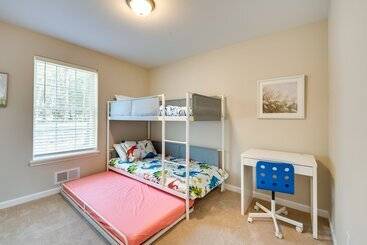 קוטג'' Hike & Ski: Pocono Lake Home W/ Community Perks!