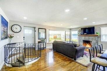 کلبه Modern Tacoma Home: Fire Pit, Walk To Beach!