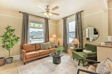 بيت ريفى Mod Style Red Lodge Home W/ Private Hot Tub!