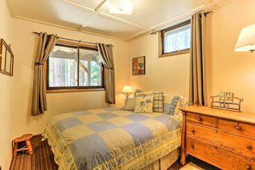 کلبه Riverside Winthrop Chalet W/ Hot Tub & 2 Decks!