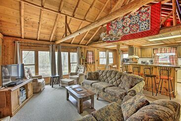 کلبه Rustic River View Cabin W/ Fire Pit, Games & Grill