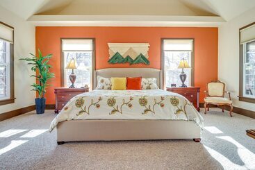 茅舍 Spacious Manitou Home W/ Views In Central Location