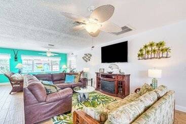 קוטג'' Colorful Canalfront Home   Boat Dock, Deck, Kayaks