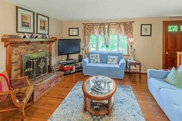 کلبه Pet Friendly West Yarmouth Home 1/2 Mi To Beach