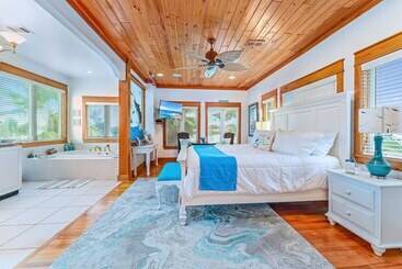 بيت ريفى Riverfront Carrabelle Home W/ Furnished Patio!