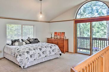 별장 Scenic Woodland Park Hideaway W/ Wraparound Deck!