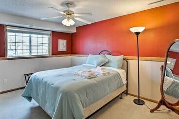 کلبه Suburban Gem W/yard+deck 5mi From Dtwn Rochester!