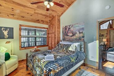 بيت ريفى Cozy Murphy Cabin W/ Fire Pit + Deck