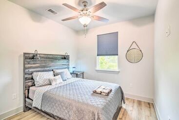 بيت ريفى Modern Waveland Home W/ Deck   Walk To The Beach!