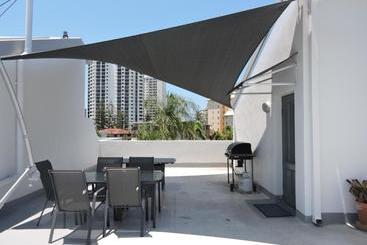 هتل Grangewood Court Apartments