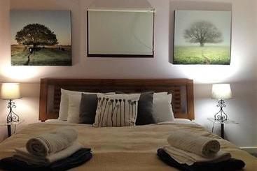 هتل Sutton Spring Art Retreats