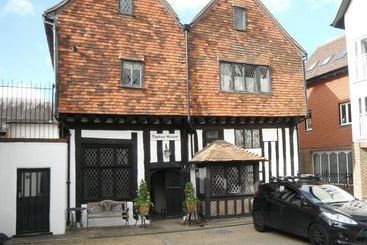 شقق خاصة سياحية Taylour House   Edenbridge, Sleeps 10, Historic, Unique Yet Modern