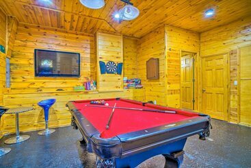 茅舍 A Beautiful View Cabin: Game Room & Hot Tub