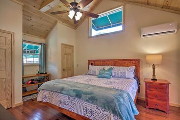 コテージ Cozy Riverfront Cabin W/ Private Deck & Hot Tub!