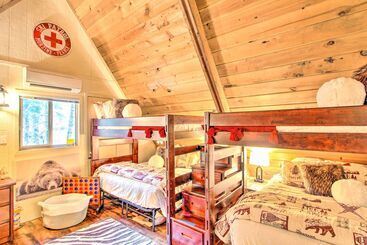کلبه Cozy A Frame W/ Hot Tub, Fire Pit, & Fireplace!