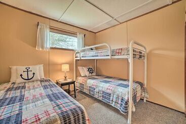 Сельский дом Cozy Petoskey Area Retreat On Burt Lake Access!