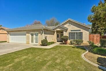 茅舍 Inviting Bakersfield Home W/ Spacious Yard!