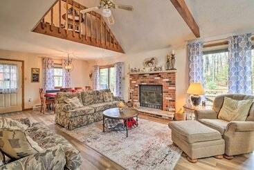 コテージ ~ 1 Mi To Lake: Secluded Poconos Home W/ Decks