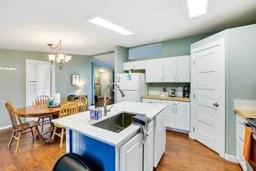 بيت ريفى Serene Sequim Retreat W/ Deck: Pets Welcome!
