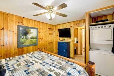 별장 Sevierville Cabin W/ Hot Tub, Views & Pool Access!