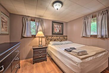 コテージ Wyatt Earp Cabin  W/ Deck, 1 Mi To Raystown Lake!